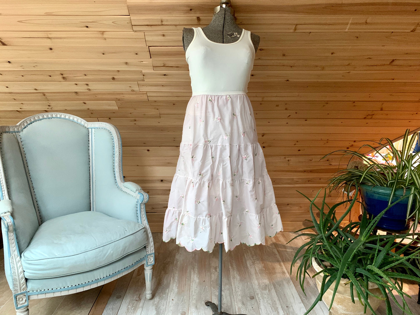 Vintage Light Pink Embroidered Flowers Tiered Skirt