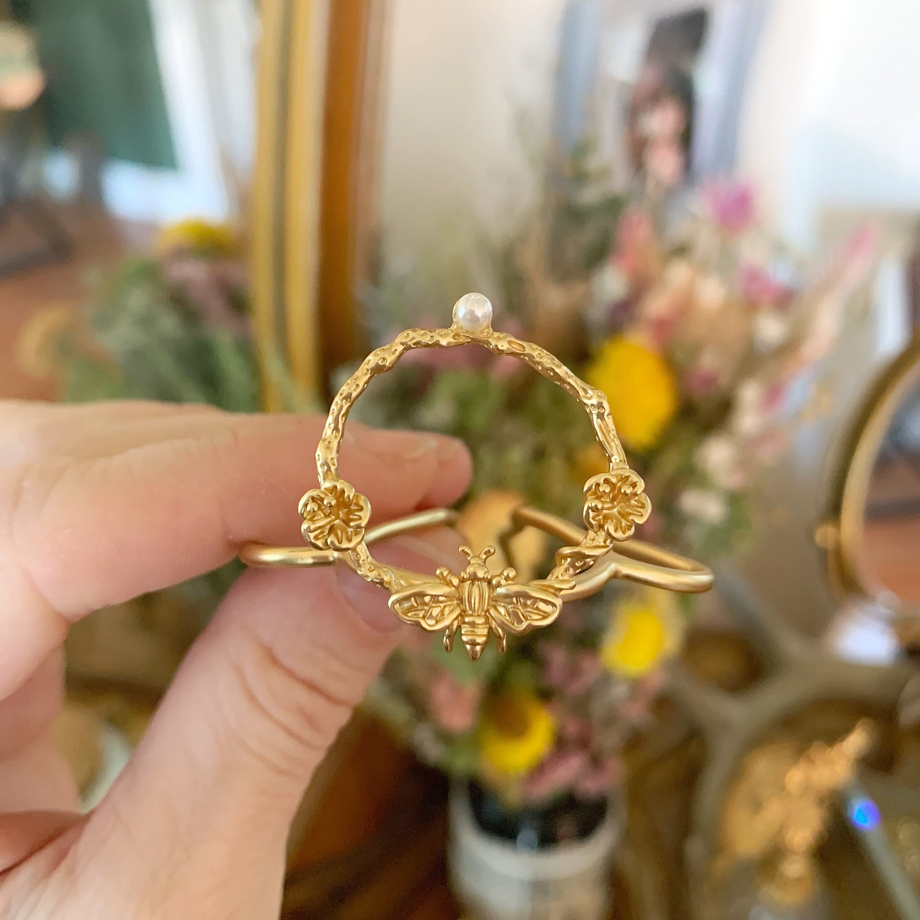 Circle of Eden Bee Wreath Hair Prong