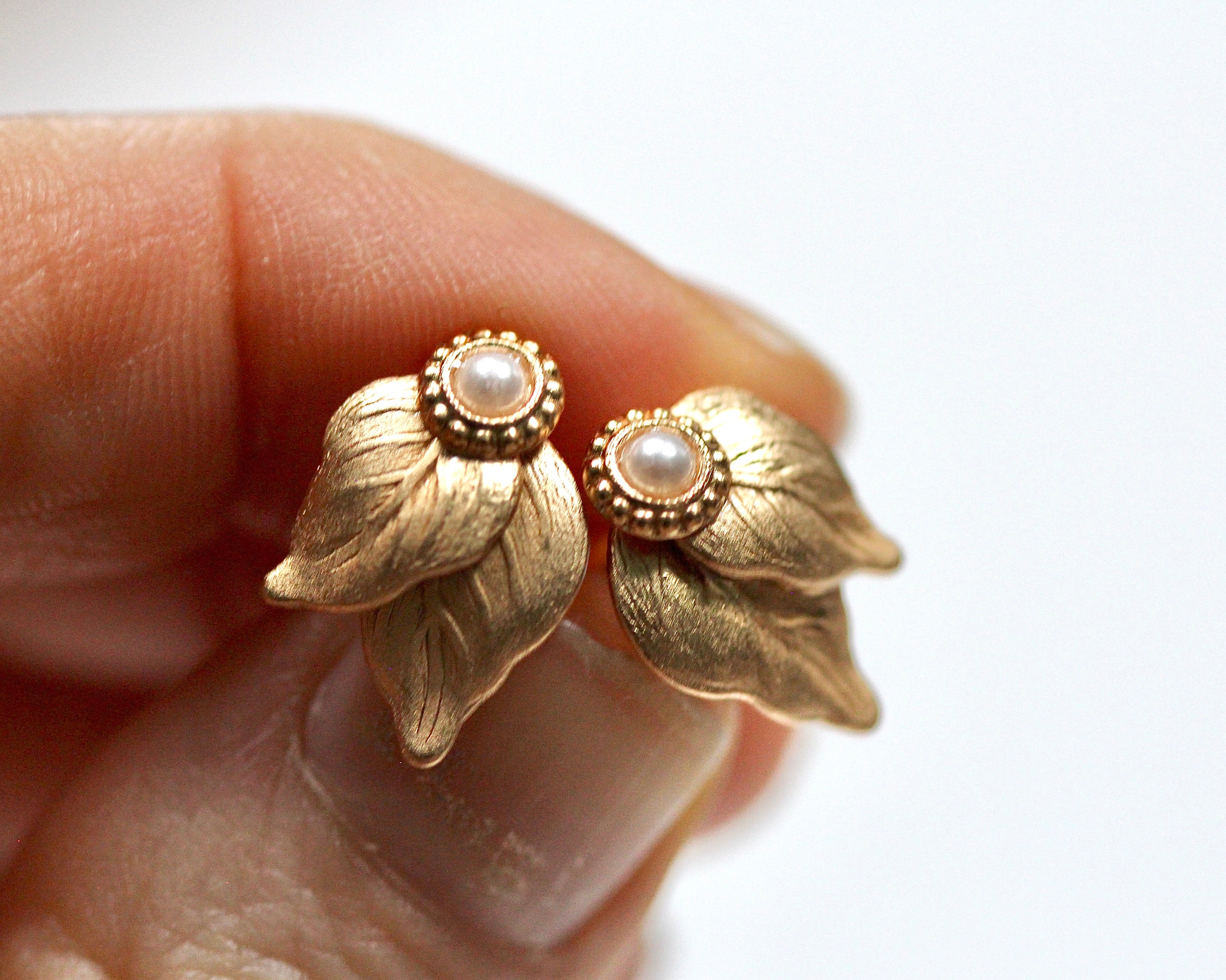 Preorder * Avery Pearls Leaves Stud Earrings