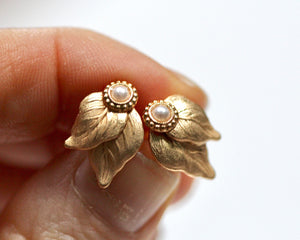 Preorder * Avery Pearls Leaves Stud Earrings