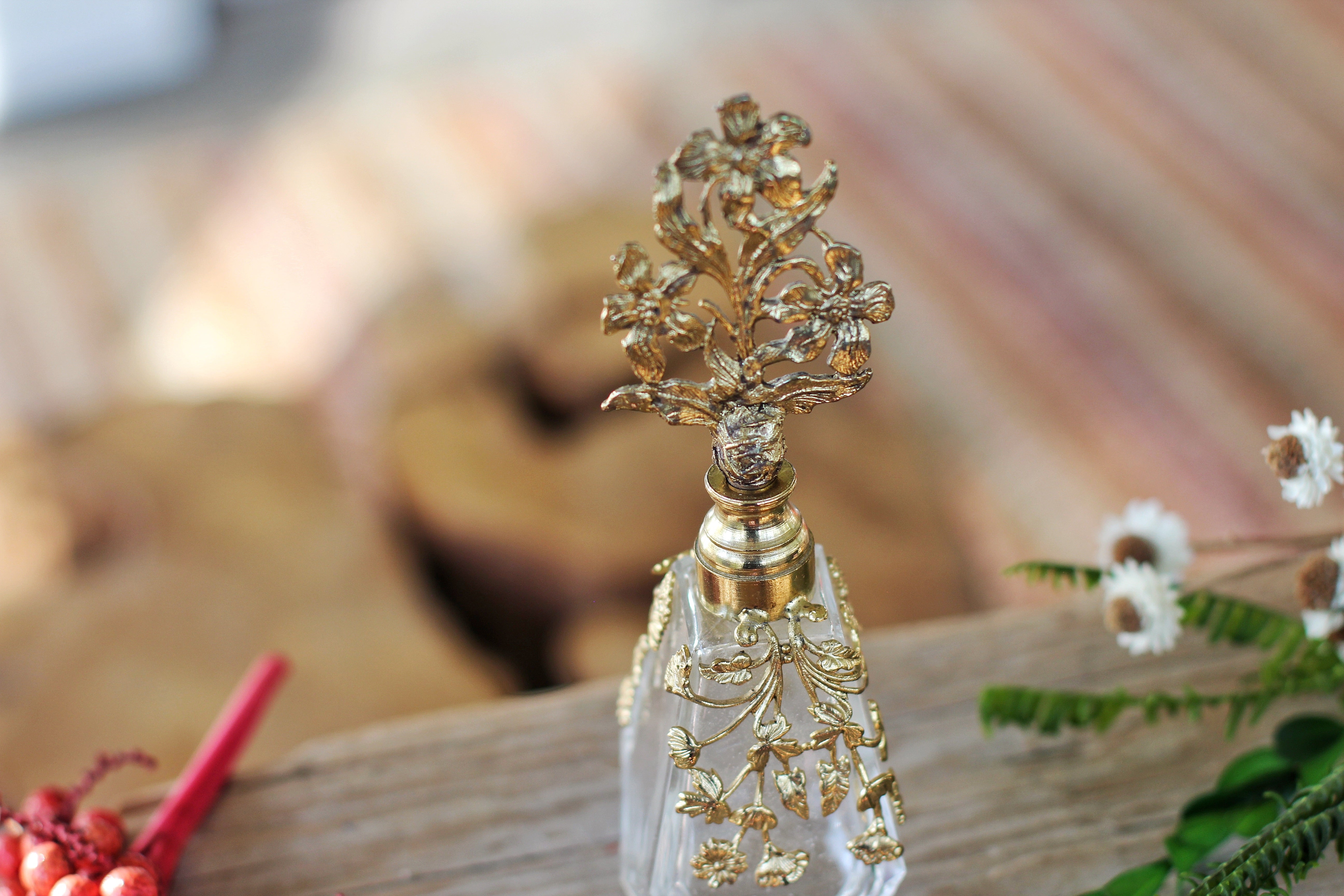Antique Floral Dauber Leaf Collar Perfume Bottle