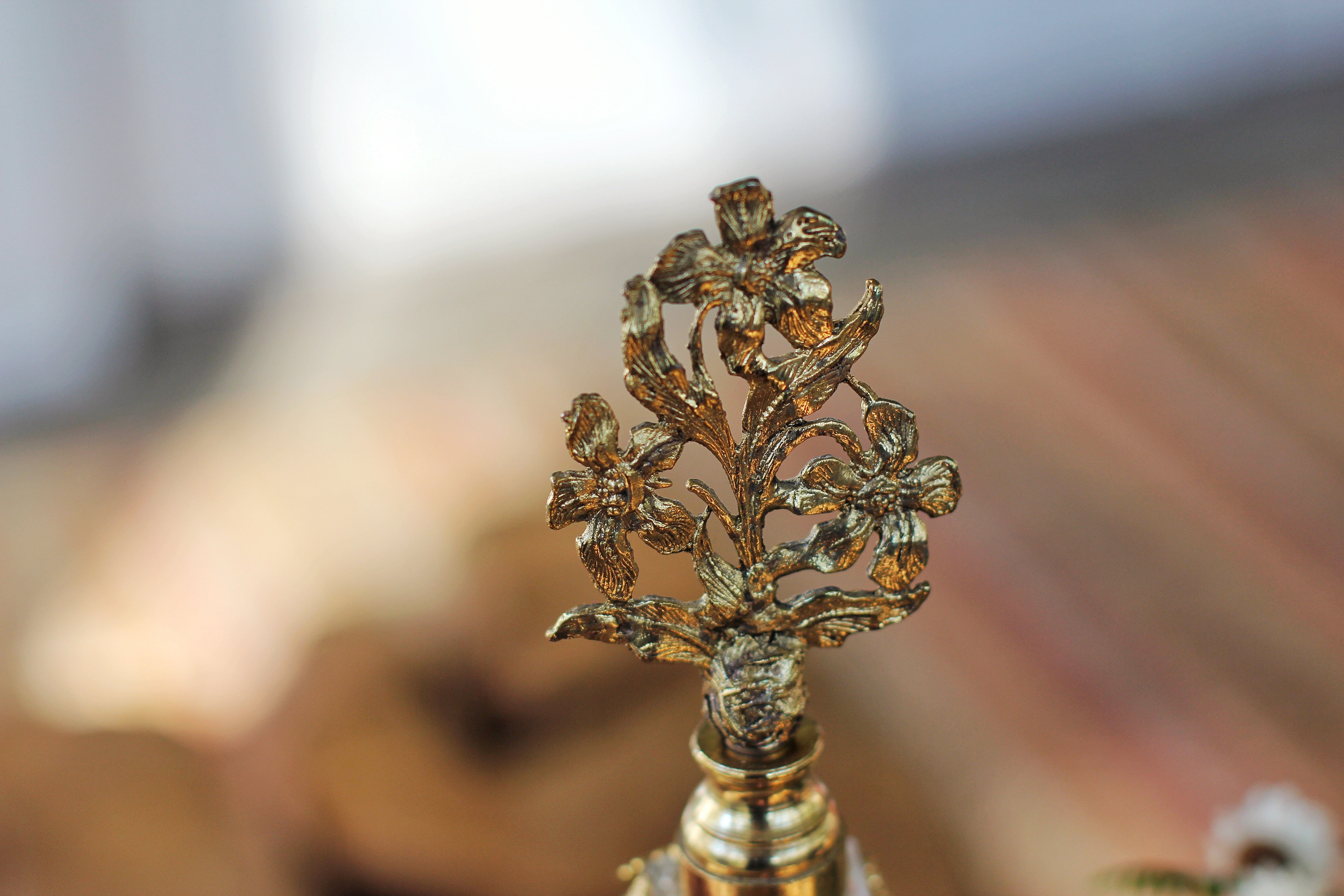 Antique Floral Dauber Leaf Collar Perfume Bottle