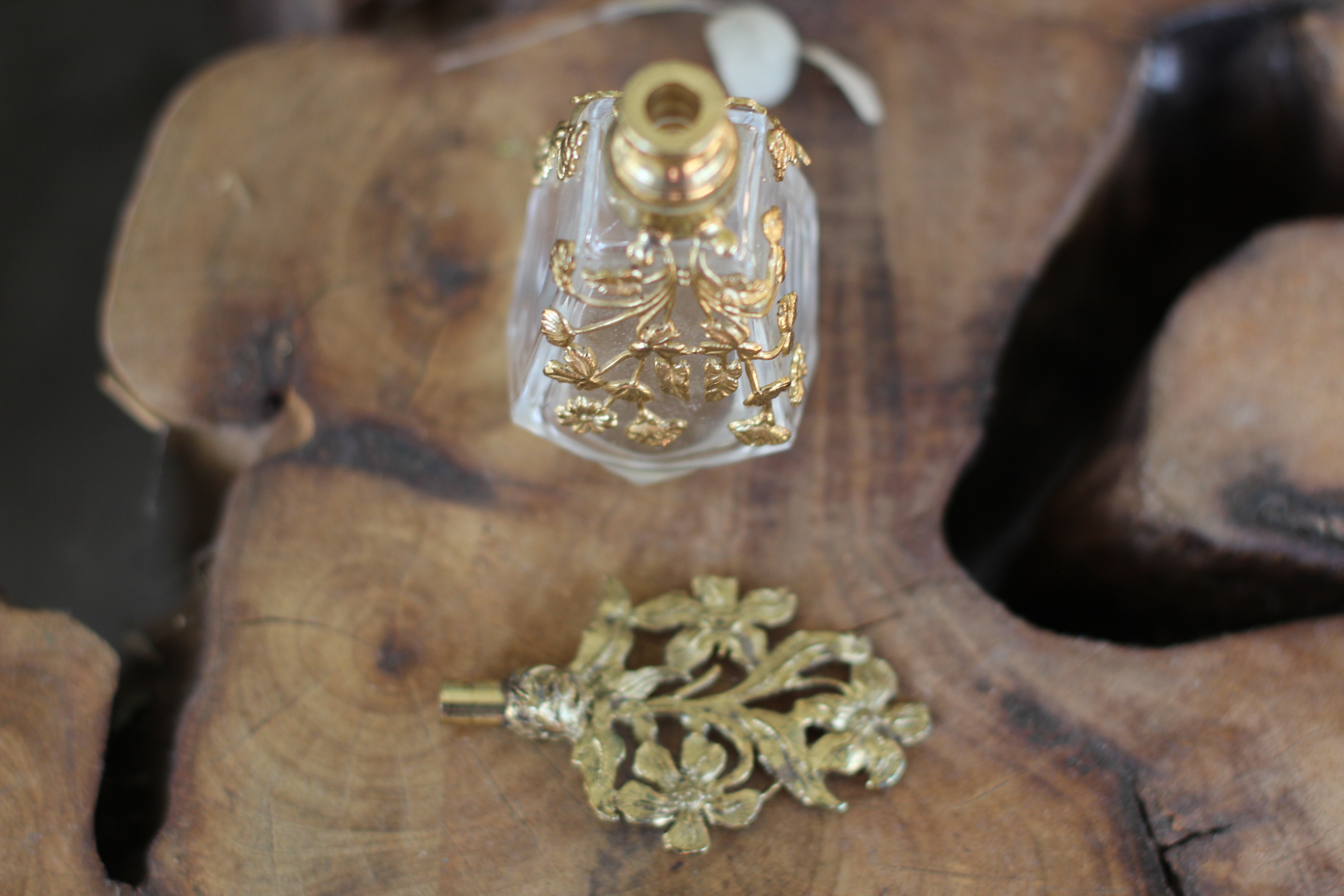 Antique Floral Dauber Leaf Collar Perfume Bottle