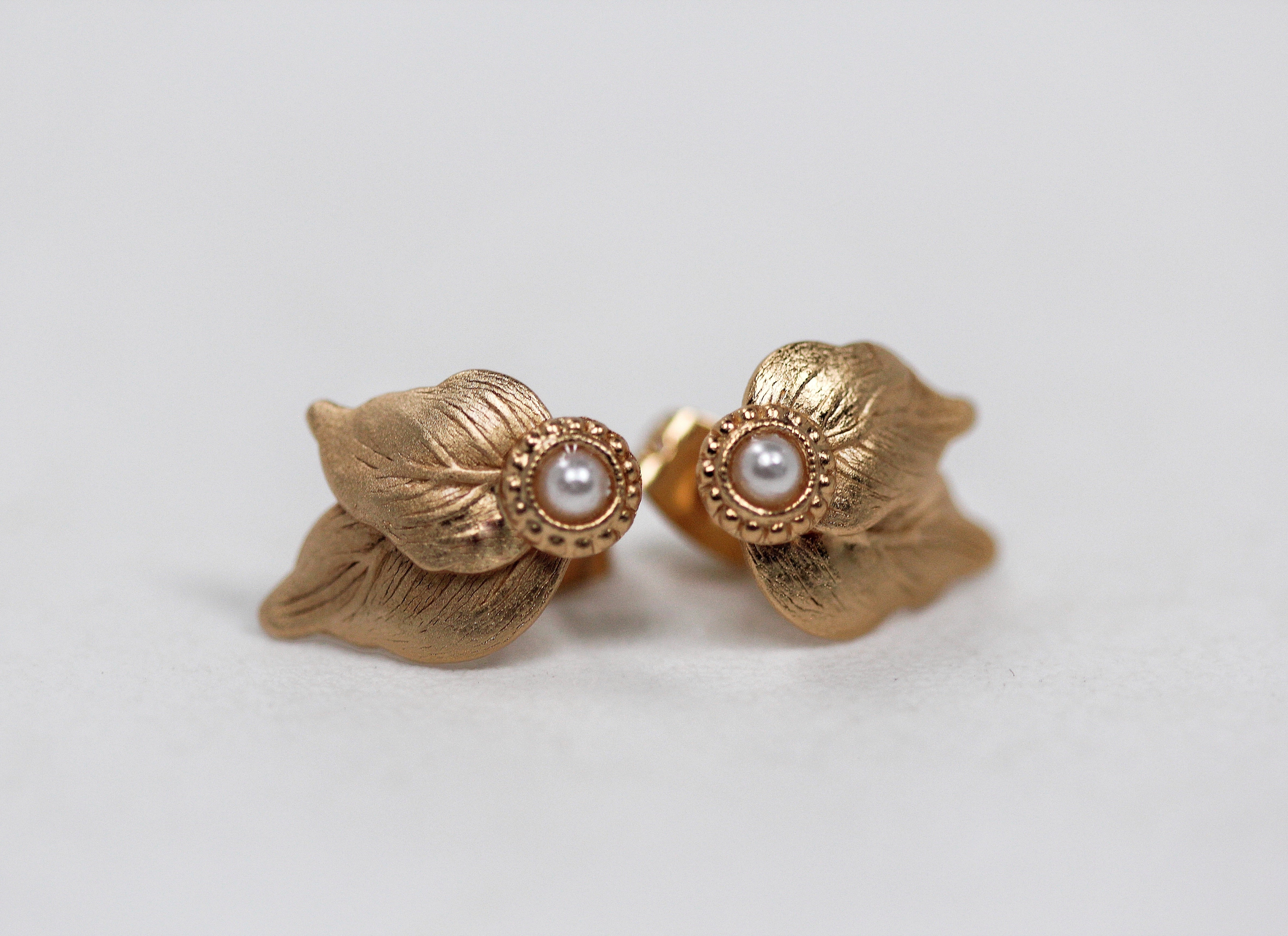 Preorder * Avery Pearls Leaves Stud Earrings
