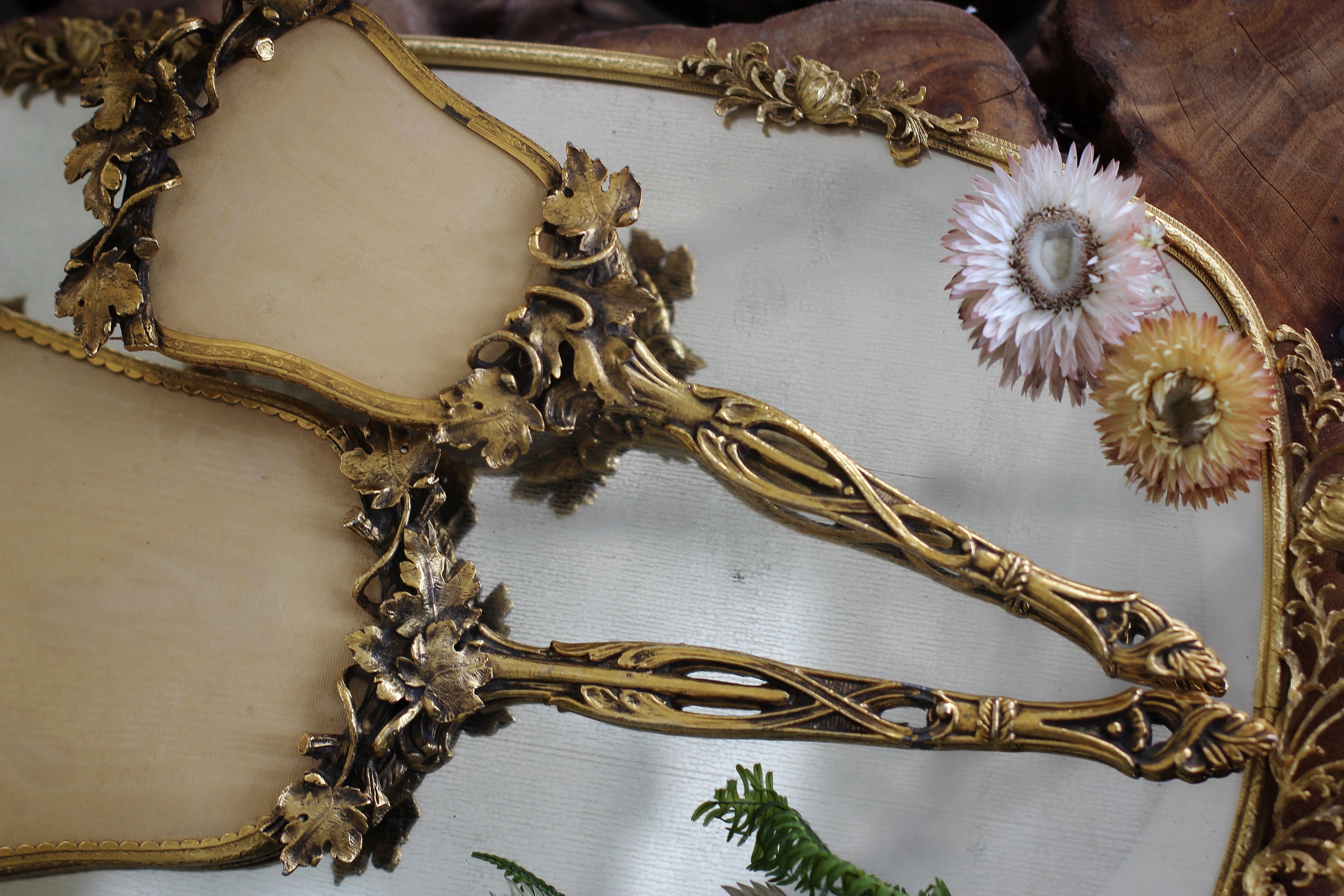 Antique Ivy Leaves Vanity Set