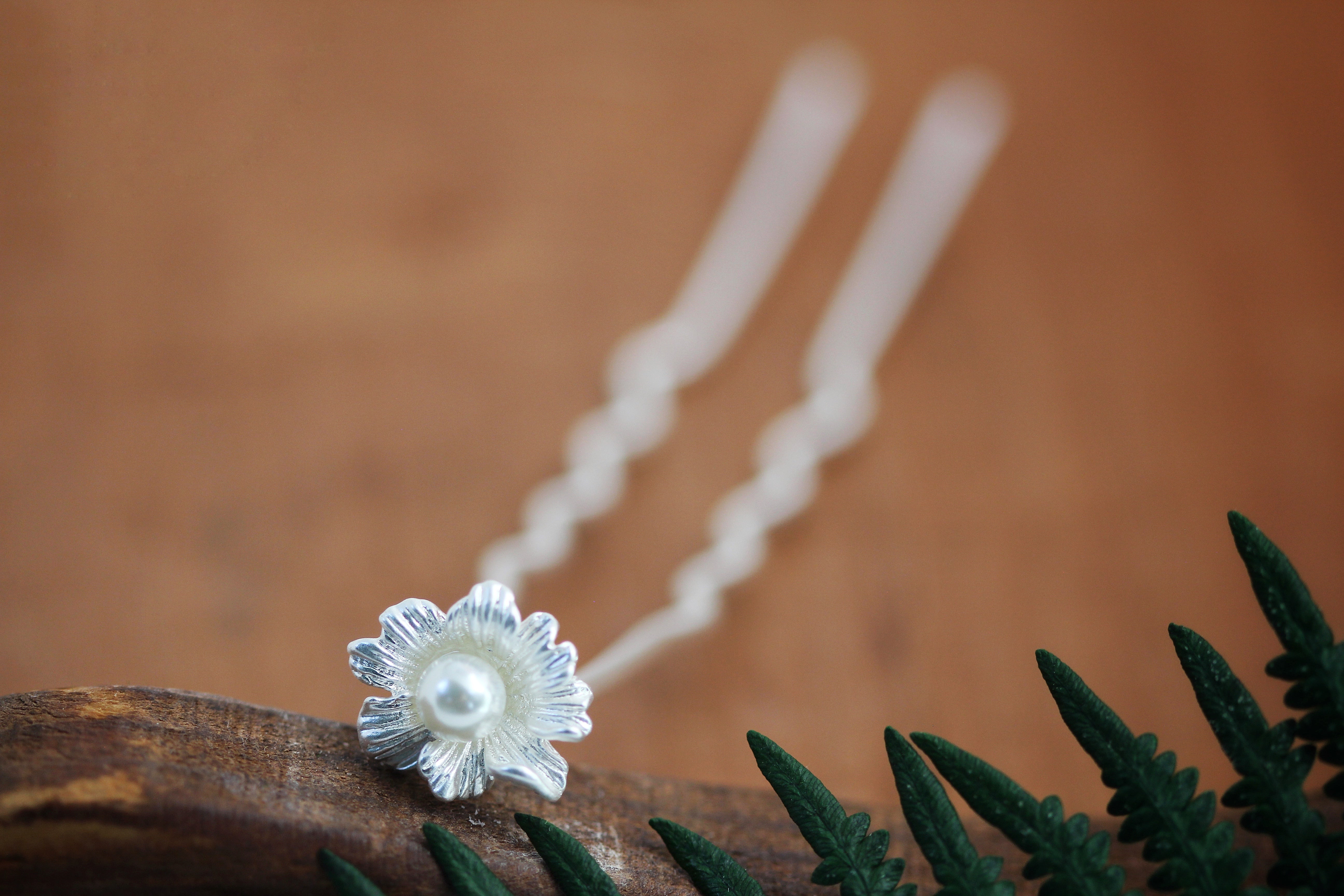 Tiny Flower & Pearl Hair Prong