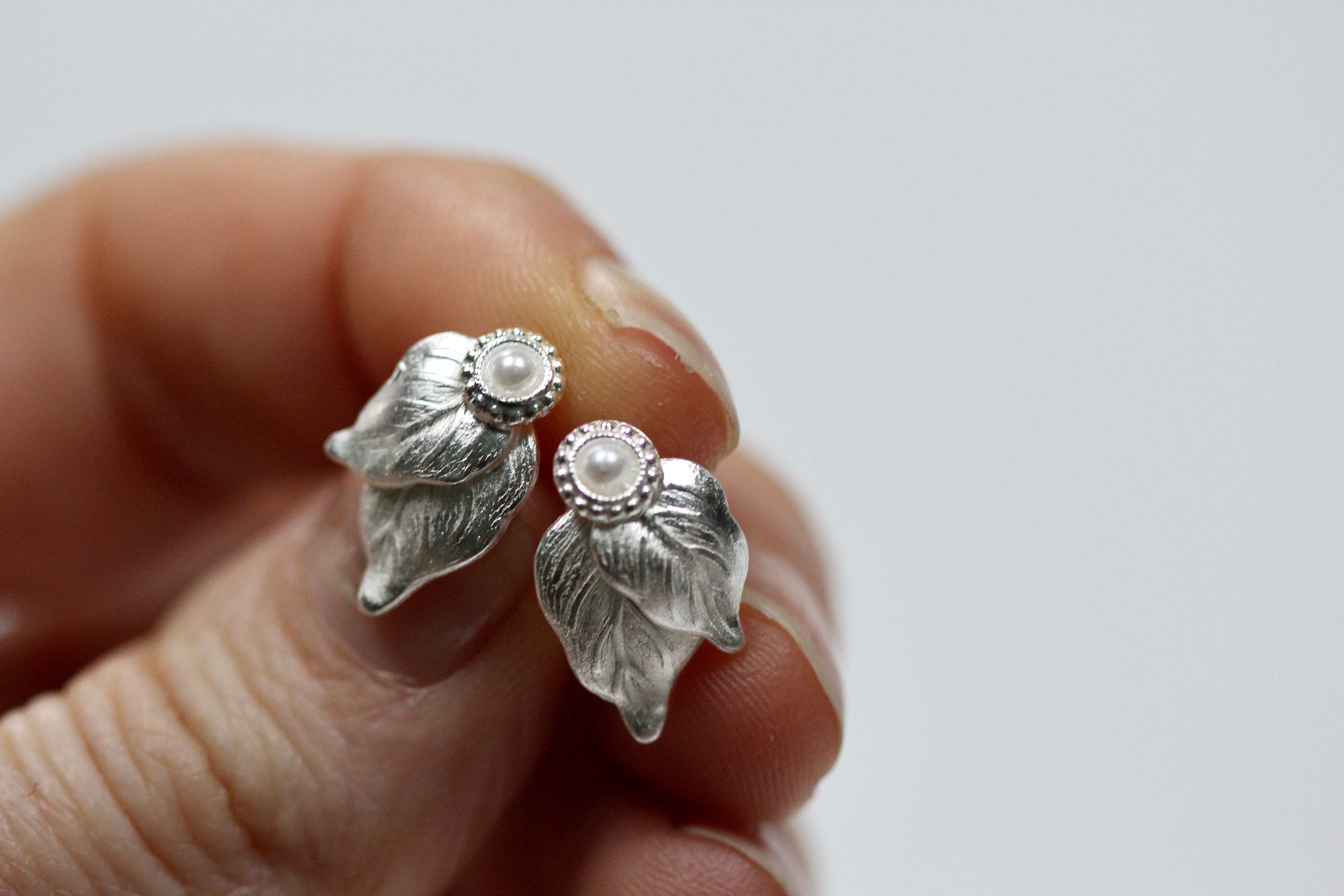 Preorder * Avery Pearls Leaves Stud Earrings